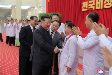 Le dirigeant nord-coréen Kim Jong Un félicite les agents de santé et les scientifiques aux prises avec la pandémie à Pyongyang, le 10 août.