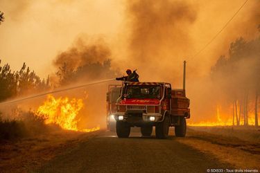 Le bilan de cet incendie, qui s'est déclaré à Saint-Magne mardi après-midi, s'est donc alourdi de 600 hectares de pins brûlés dans la nuit, dans le secteur de Hostens, à la frontière avec le département des Landes, également rattrapé par les flammes, portant le total à 6.800 hectares.