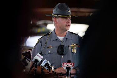 Le lieutenant Nathan Dennis de l'Ohio Highway Patrol en conférence de presse suite à l'intrusion d'un homme dans un bureau du FBI dans l'Ohio, le 11 août 2022.