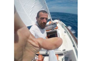 Plus facile de tenir la barre que de faire un selfie. En pleine mer entre La Réunion et l’Afrique du Sud en septembre 2021.