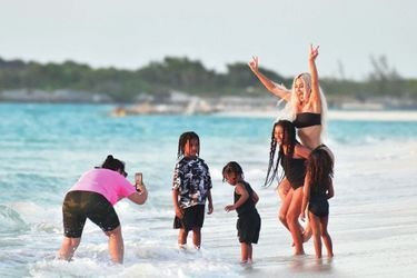 Aux îles Turques-et-Caïques, Kim Kardashian, la bimbo divorcée de Kanye West, prend la pose avec leurs enfants (de g. à dr.): Saint, Psalm, North (qui porte sa mère) et Chicago.