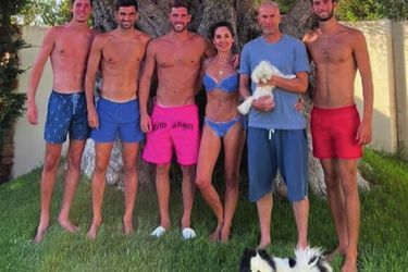 Abdos bien dessinés pour l’incroyable famille Zidane réunie le 4 août à Ibiza. Autour de l’ancien entraineur du Real Madrid et de sa femme Véronique, leurs quatre fils, tous footballeurs Elyaz, Enzo, Luca et Théo.