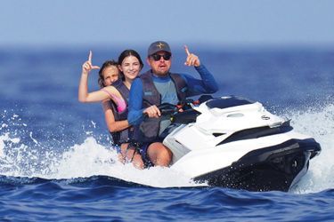 À Saint-Tropez, Leonardo DiCaprio avec son scooter des mers,le joujou indispensable des vacances.