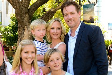 Anne Heche, son compagnon James Tupper et les enfants de l'actrice Atlas et Homer à Los Angeles en 2012.