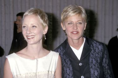 Anne Heche et Ellen DeGeneres à l'avant-première du film « Six Days and Seven Nights » en Californie aux États-Unis en 1998.