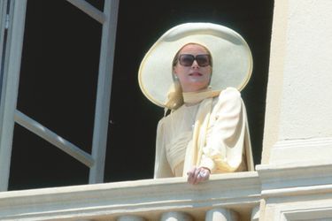 Le 19 novembre 1981, jour de fête nationale, au balcon du palais, à Monaco. La princesse Grace disparaîtra des suites d’un accident de voiture, le 14 septembre suivant.