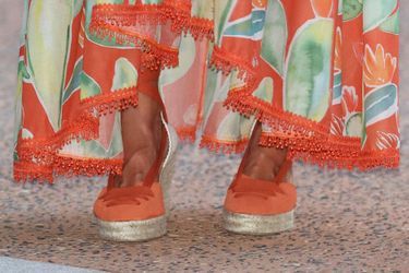 Les chaussures de la reine Letizia d'Espagne, sur l'île de Majorque le 4 août 2022