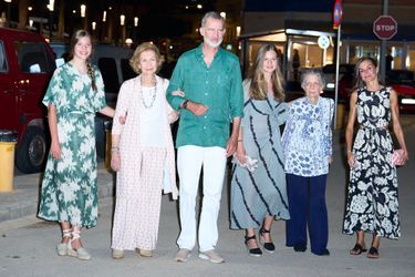 La princesse Sofia d'Espagne(à gauche) dans une robe  Designers Society, sur l'île de Majorque le 5 août 2022
