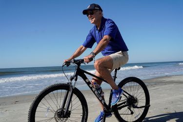 Joe Biden dimanche en Caroline du Sud, fait une promenade à vélo.