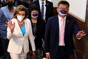 La présidente de la Chambre des représentants des États-Unis, Nancy Pelosi, marche à côté du vice-président du Parlement, Tsai Chi-chang, à Taïwan, le 3 août 2022.
