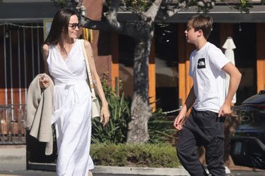 Angelina Jolie et son fils Knox font des provisions chez "Gelson's" à Los Angeles, le 15 août 2022.