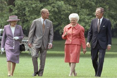 La reine Elizabeth II et le prince Philip avec Barbara et George H.W. Bush à la Maison Blanche à Washington, le 14 mai 1991 