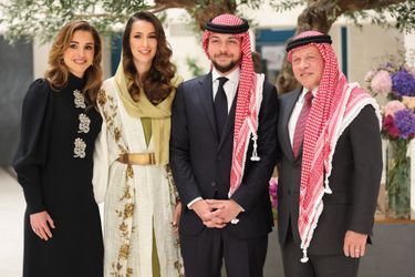 Le prince héritier Hussein de Jordanie et sa fiancée Rajwa Khaled bin Musaed bin Saif bin Abdulaziz Al Saif avec la reine Rania et le roi Abdallah II à Riyadh le 17 août 2022, jour de leurs fiançailles 