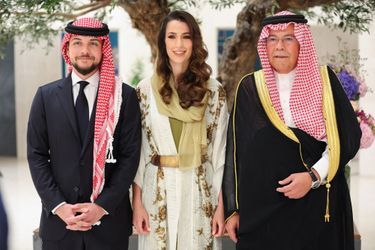 Le prince héritier Hussein de Jordanie et sa fiancée Rajwa Khaled bin Musaed bin Saif bin Abdulaziz Al Saif, avec le père de celle-ci, à Riyadh le 17 août 2022, jour de leurs fiançailles 