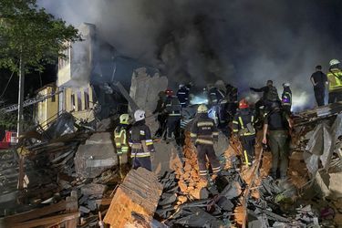 Les secours sur le site d'un immeuble détruit par une frappe russe à Kharkiv.