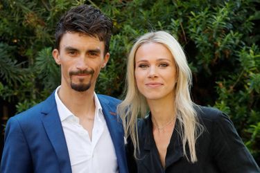 Julian Alaphilippe et sa compagne Marion Rousse sur le tournage de l'émission "Vivement Dimanche", le 24 octobre 2021 à Paris.