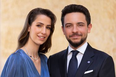 Le prince héritier Hussein de Jordanie et sa fiancée Rajwa Al-Saif. Photo diffusée à l'occasion de leurs fiançailles le 17 août 2022