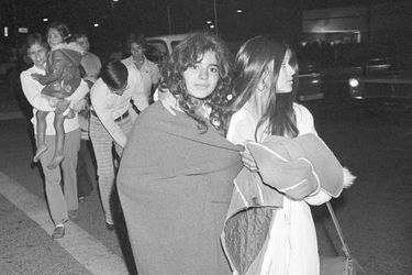 Dans cette photo d'archive du 17 juillet 1976, deux élèves du district scolaire de Dairyland Union, qui faisaient partie des 26 écoliers, et leur chauffeur de bus qui ont été enlevés et enterrés dans un camion sous terre. 