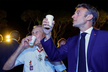 Emmanuel et Brigitte Macron à la rencontre des habitants de Bormes-les-Mimosas après la cérémonie célébrant le 78ème anniversaire du Débarquement en Provence.