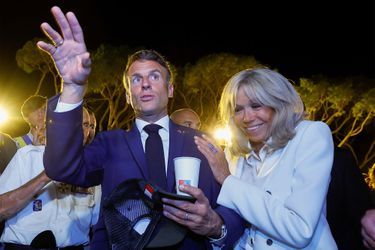 Emmanuel et Brigitte Macron à la rencontre des habitants de Bormes-les-Mimosas après la cérémonie célébrant le 78ème anniversaire du Débarquement en Provence.