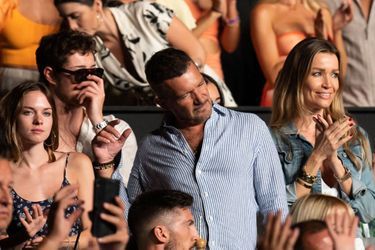Antonio Banderas entouré de sa fille Stella et de sa compagne Nicole Kimpel, le 22 août 2022 à Marbella.