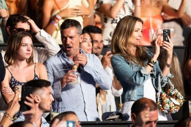Antonio Banderas entouré de sa fille Stella et de sa compagne Nicole Kimpel, le 22 août 2022 à Marbella.