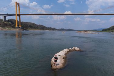 Le fleuve Yangtsé atteint des niveaux historiquement bas à Chongqing.