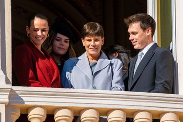 La princesse Stéphanie entourée de ses enfants, Pauline, Camille et Louis, lors de la Fête nationale monégasque, le 19 novembre 2021.