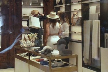 Ben Affleck et Jennifer Lopez, le 25 août 2022 dans une boutique milanaise. 