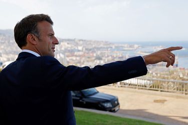 Emmanuel Macron regarde au loin la baie d'Alger.