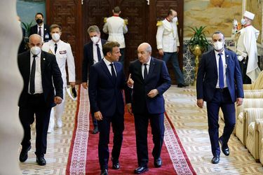 Emmanuel Macron et le président algérien Abdelmadjid Tebboune au palais présidentiel d’Alger.