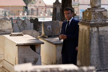 Emmanuel Macron s’est rendu vendredi matin au cimetière européen Saint-Eugène, le principal de la capitale du temps de la colonisation française de l'Algérie, pour un hommage aux soldats "morts pour la France". 