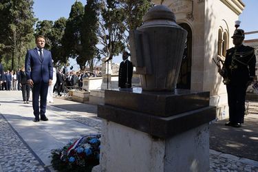 En visitant le cimetière européen Saint-Eugène, le principal d'Alger du temps de la colonisation française, il a déposé une gerbe au pied du monument aux "morts pour la France", avant que le choeur de l'armée française n'entonne la Marseillaise.