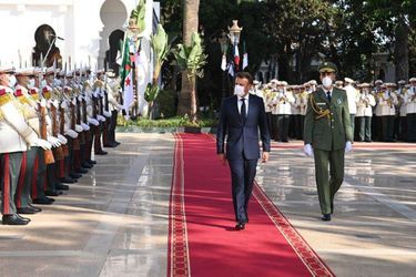 Emmanuel Macron arrive jeudi au palais présidentiel d’Alger.
