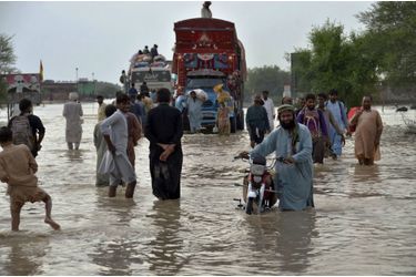 Des millions de personnes fuient les zones inondées en emportant ce qu'ils ont pu arracher au désastre.