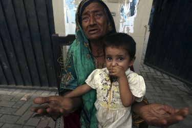 Une dame âgé et son petit fils ont trouvé refuge dans une école, à Karachi. 