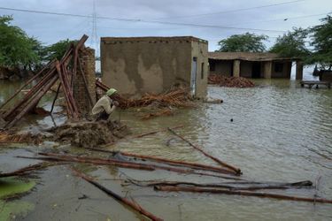 Une homme pleure sa maison dévastée par les inondations à Jaffarabad. 