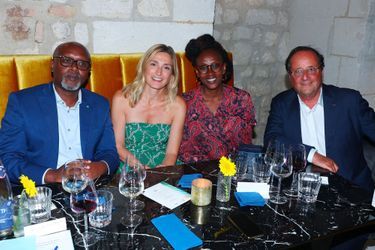 Julie Gayet, François Hollande, Francois Nkulikiyimfuran et Isabelle Kabano à Angoulême lors d'un dîner d’honneur pour le Rwanda, vendredi 26 août.