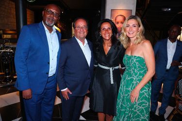 Julie Gayet, François Hollande, Francois Nkulikiyimfuran et Chrysoula Zacharopoulou à Angoulême lors d'un dîner d’honneur pour le Rwanda, vendredi 26 août.