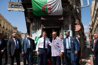Emmanuel Macron et Boualem Benhaoua à la sortie des locaux de Disco Maghreb, à Oran.