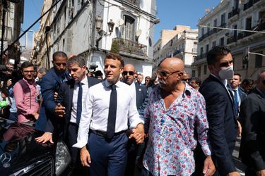 Emmanuel Macron et Boualem Benhaoua à la sortie des locaux de Disco Maghreb, à Oran.