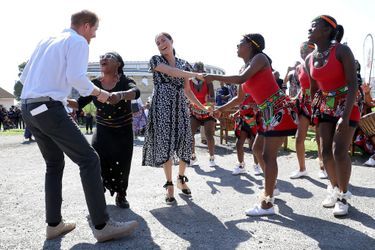 Meghan et Harry dansent lors d'une visite dans la banlieue de Nyanga au côté de l'initiative Justice Desk au Cap, le 23 septembre 2019 