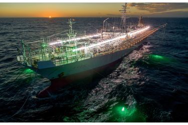 ÎLES MALOUINES, ATLANTIQUE SUD Pour attirer les calamars, ce navire taïwanais, le «Hsiang Fa 8», allume des lampes de 3000 watts et des appâts fluorescents. Il peut capturer 56 tonnes d’encornets en 24 heures. Mais ces eaux britanniques font l’objet d’une gestion durable.