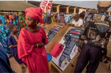 JOAL-FADIOUTH, SÉNÉGAL Ce meeting politique présente un programme de subventions au bénéfice des pêcheurs locaux pour l’achat de 300 moteurs à bateau supplémentaires.
