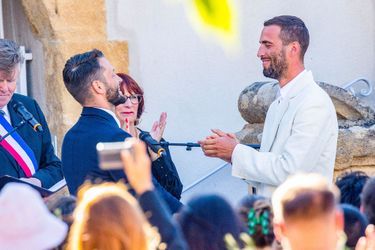 Lors de la cérémonie de mariage de Simon Porte Jacquemus et Marco Maestri, à Charleval (Bouches-du-Rhône), samedi 27 août.