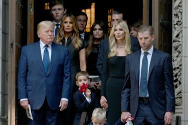 Lors des obsèques d’Ivana Trump, la première épouse du tycoon, à New York, le 20 juillet. À dr., les trois enfants qu’il a eus avec elle : Donald Jr. (en arrière-plan ) avec sa compagne, Kimberly Guilfoyle (au centre), Ivanka et Eric. Derrière Donald Trump, son épouse, Melania, leur fils, Barron (à g.), et Jared Kushner, le mari d’Ivanka.