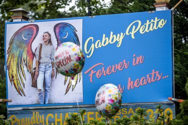 Un panneau en hommage à Gabby, installé en septembre 2021 à Blue Point, dans l'Etat de New York, où elle vivait.
