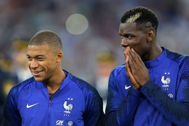 Kylian Mbappé et Paul Pogba sous le maillot de l'équipe de France.