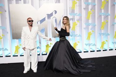 J Balvin et sa compagne Valentina Ferrer aux Video Music Awards à Newark, le 28 août 2022.
