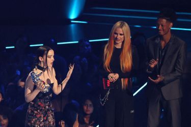 Avril Lavigne remet le trophée du meilleur nouvel artiste aux Video Music Awards à Newark, le 28 août 2022.
